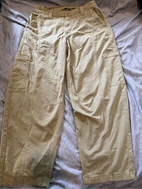 Women’s Relaxed Cargo Pants in Khaki